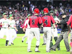 Enfrentamiento. El umpire Brian Knight separa a Pete Orr y Rene Tosoni del receptor mexicano Sebastián Valle. AFP /