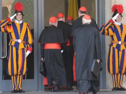 La guardia suiza saluda a los cardenales mientras se encaminan a la reunión. EFE /