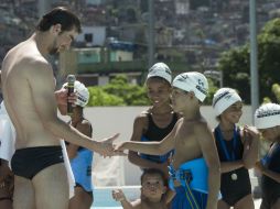 Phelps visitó en la mañana de este lunes el Complejo Deportivo de la Rocinha, la mayor favela de Brasil. AFP /