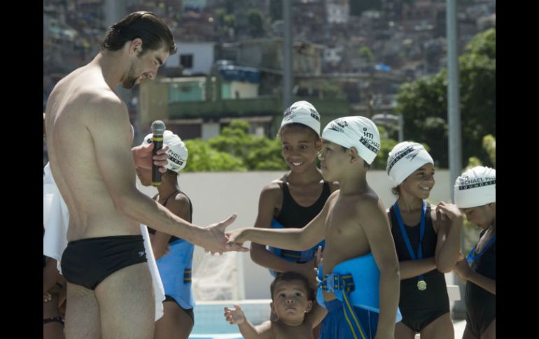 Phelps visitó en la mañana de este lunes el Complejo Deportivo de la Rocinha, la mayor favela de Brasil. AFP /