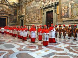 Unas 90 personas que auxiliarán a los cardenales en tareas relacionadas con el cónclave juraron silencio. AFP /