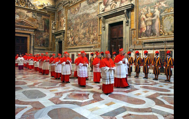 Unas 90 personas que auxiliarán a los cardenales en tareas relacionadas con el cónclave juraron silencio. AFP /