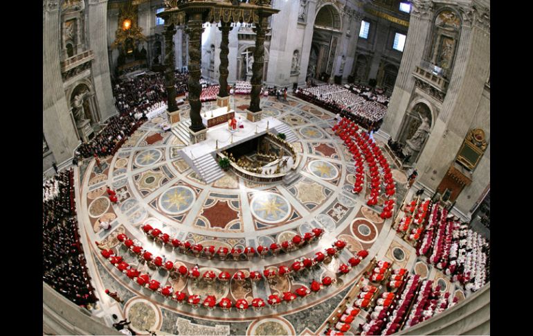 Como en el proceso de 2005, el día del inicio del cónclave los cardenales asisten a misa en la Basílica de San Pedro. ARCHIVO /