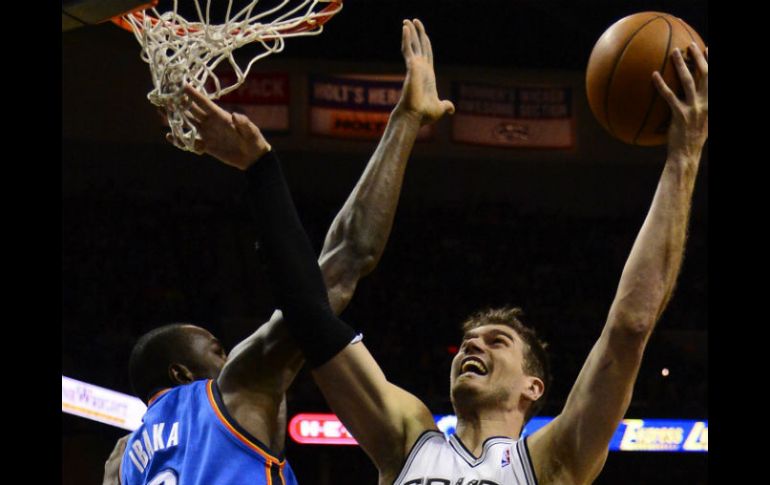 Tiago Splitter jugó 34 minutos en los que anotó  nueve de 11 tiros de campo y tres de cinco desde la línea de personal. ARCHIVO /