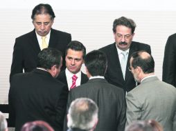 Los presidentes nacionales del PRD, PRI y PAN saludan aEnrique Peña Nieto tras anunciar la reforma a las telecomunicaciones.  /