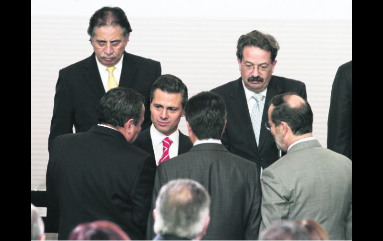 Los presidentes nacionales del PRD, PRI y PAN saludan aEnrique Peña Nieto tras anunciar la reforma a las telecomunicaciones.  /