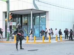 olicías de diversas corporaciones vigilan las instalaciones del diario 'El Siglo de Torreón' tras ser agredido en reiteradas ocasiones.  /