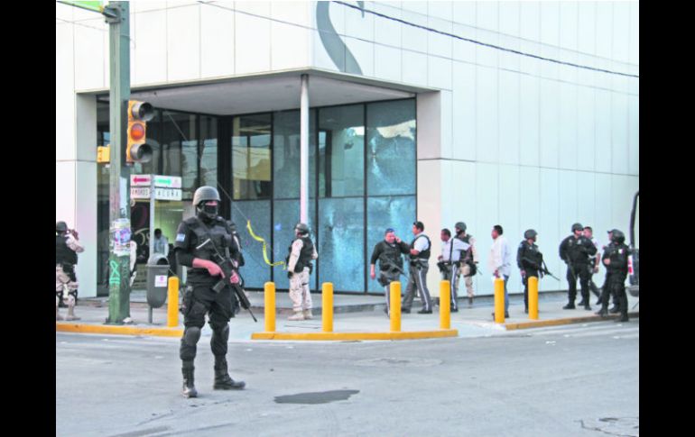 olicías de diversas corporaciones vigilan las instalaciones del diario 'El Siglo de Torreón' tras ser agredido en reiteradas ocasiones.  /