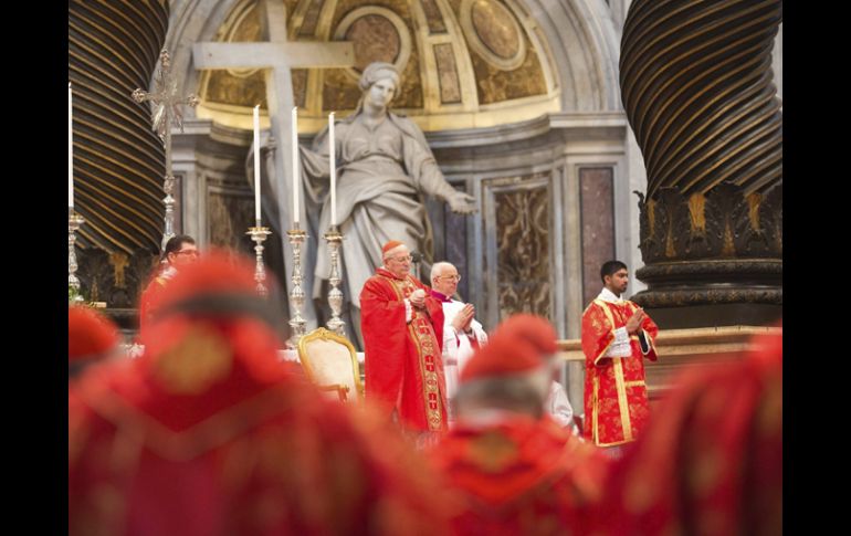 El cardenal Angelo Sodano (c) oficia la misa 'Pro eligendo Pontifice', previa al comienzo del cónclave, en la basílica de San Pedro. EFE /