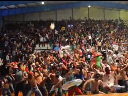 Alumnos del CETI Colomos en Guadalajara bailan el Harlem Shake (mil doscientos participantes). ESPECIAL /