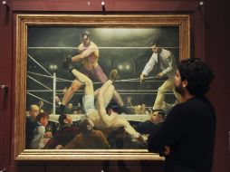 Un empleado observa el cuadro del pintor estadounidense George Bellows ''Dempsey and Firpo'' (1924). EFE /