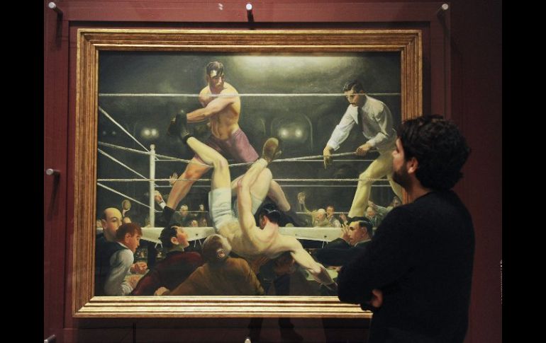 Un empleado observa el cuadro del pintor estadounidense George Bellows ''Dempsey and Firpo'' (1924). EFE /