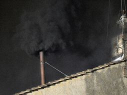 Imagen de la chimenea de cobre sobre la capilla Sixtina desde donde se pueden ver la fumata'' negra. EFE /