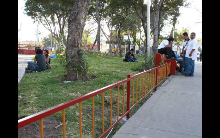 El flujo de transeúntes no significa seguridad, ya que los peatones toman caminos distintos y pocos cruzan el parque. ARCHIVO /