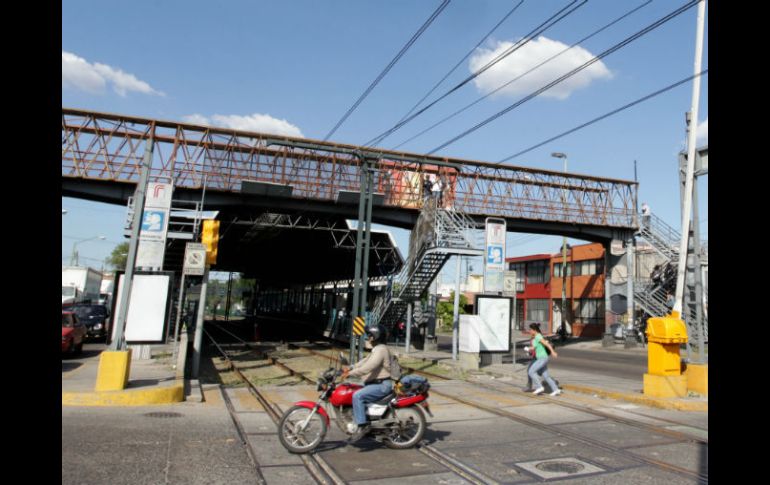 Cuatro anuncios estarán sobre estaciones del Tren Eléctrico (Colón en sus cruces con López de Legazpi, Urdaneta y Patria). ARCHIVO /