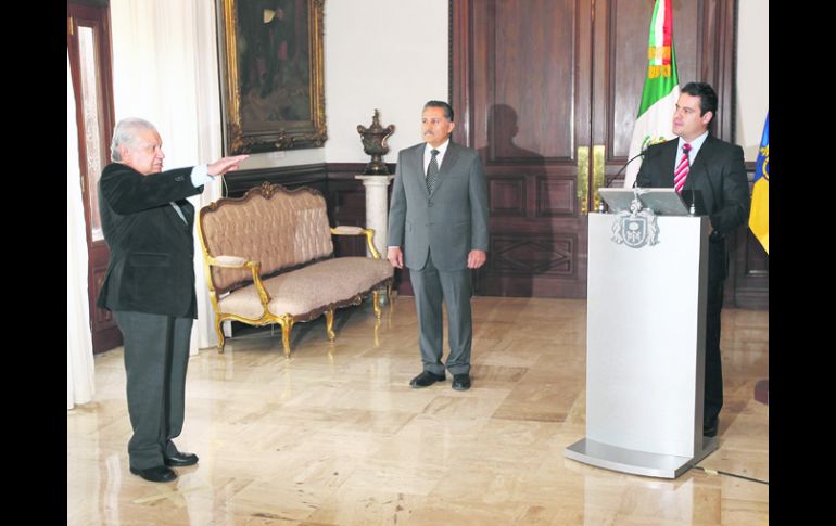 Juan José Bañuelos rinde protesta al cargo de contralor ante el secretario de Gobierno y el gobernador Aristóteles Sandoval (derecha). EL INFORMADOR /