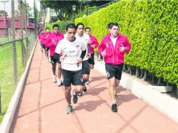 Gente como Omar Bravo y Leandro Cufré (primer plano) ni siquiera hicieron el viaje a Cancún, para el duelo de esta noche. EL INFORMADOR /