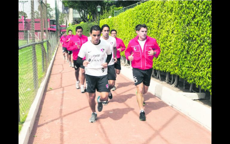 Gente como Omar Bravo y Leandro Cufré (primer plano) ni siquiera hicieron el viaje a Cancún, para el duelo de esta noche. EL INFORMADOR /