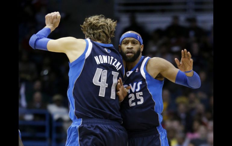 Tres triples de Carter (d) en el último cuarto deciden la victoria para Mavericks. AP /