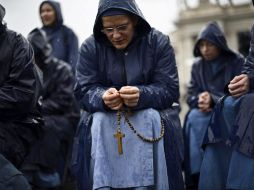 Una monja sujeta un rosario durante el segundo día del cónclave para elegir al sucesor de Benedicto XVI. EFE /