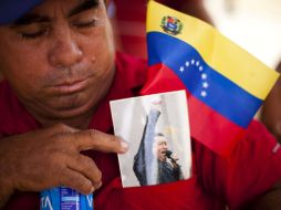 Un seguidor chavista espera su turno para ver el cuerpo de Hugo Chavéz. AFP /