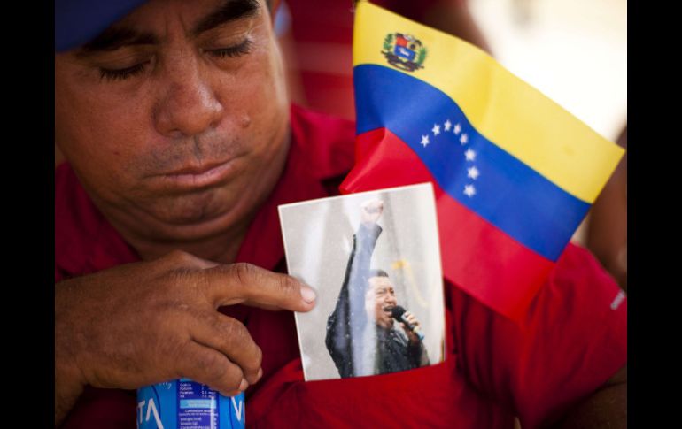 Un seguidor chavista espera su turno para ver el cuerpo de Hugo Chavéz. AFP /