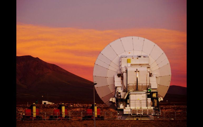 La atmósfera especialmente transparente del desierto de Atacama, favorece las observaciones del radiotelescopio ALMA. AFP /