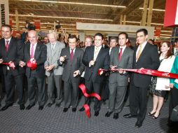 Aristóteles Sandoval (c), gobernador de Jalisco, durante el corte del listón inaugural.  /