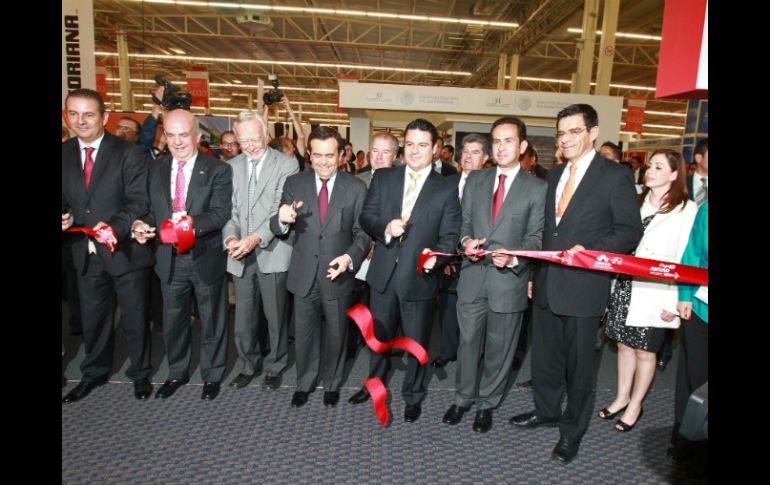 Aristóteles Sandoval (c), gobernador de Jalisco, durante el corte del listón inaugural.  /