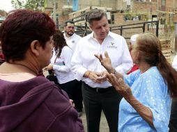 El presidente municipal (c) caminó por algunas calles y recibió quejas de los vecinos.  /