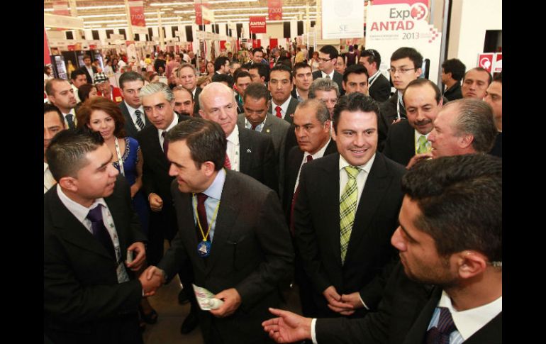 El gobernador Aristóteles Sandoval y el secretario de Economía, Ildefonso Guajardo Villarreal (c) encabezaron la inauguración del Foro.  /