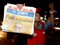 Un voceador vende un periódico con la noticia de la elección como nuevo papa del cardenal argentino Jorge Mario Bergoglio. EFE /