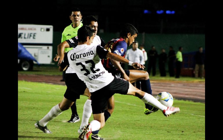 Jahir Barraza, Ricardo Bocanegra y Arturo Paganoni del Atlas, fueron los que erraron en la tanda de penaltis. NTX /