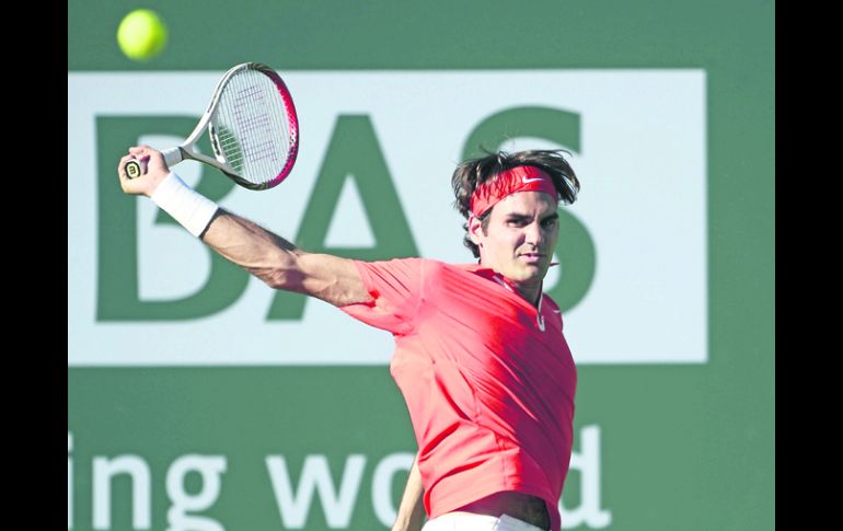 Roger Federer se impuso en el duelo de reveses a una mano a su compañero de dobles por Suiza, Stanislas Wawrinka. EFE /