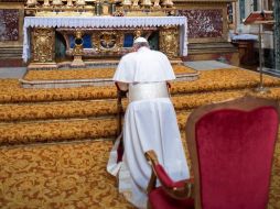 El Papa Francisco reza en la basílica Santa María la Mayor en Roma, Italia. EFE /