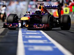 Sebastian Vettel (Red Bull) saliendo de pits durante la segunda sesión de entrenamientos libres en Australia. EFE /