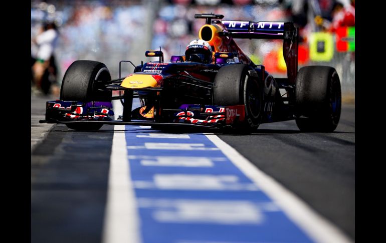 Sebastian Vettel (Red Bull) saliendo de pits durante la segunda sesión de entrenamientos libres en Australia. EFE /