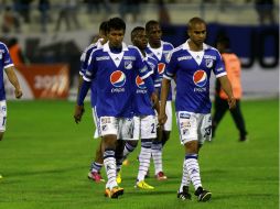 Los jugadores de Millonarios salen decepcionados tras la derrota ante el cuadro boliviano. EFE /