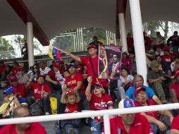 Cientos de venezolanos se concentran en el paseo de los próceres de Caracas para despedir al cortejo fúnebre. EFE /