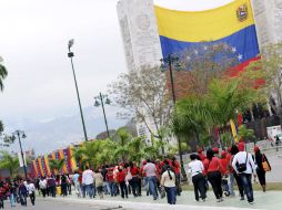 Seguidores de Chávez llegan al Paseo de Los Próceres, en Caracas, para asisitr a un acto en homenaje al difunto. EFE /