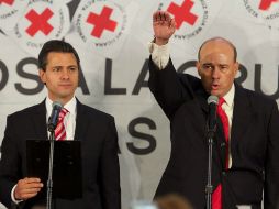 Enrique Peña Nieto toma protesta a Fernando Suínaga, nuevo presidente nacional de la Cruz Roja Mexicana. NTX /