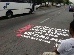 Ayer, también en Ávila Camacho pero al cruce con Agustín Melgar, se colocó otra marca por el caso de dos estudiantes de la UdeG. ESPECIAL /