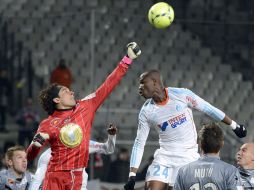 Acción del partido entre el Marsella y el Ajaccio donde Guillermo ochoa (izq) tuvo una destacada actuación. AFP /