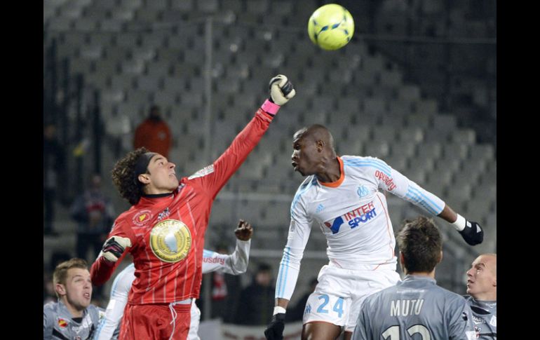 Acción del partido entre el Marsella y el Ajaccio donde Guillermo ochoa (izq) tuvo una destacada actuación. AFP /