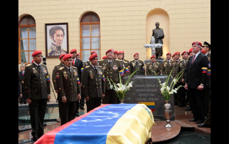 El cuerpo de Hugo Chávez fue trasladado de la Academia Militar al Cuartel de la Montaña en Caracas. EFE /