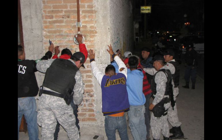 Esta noche sólo se cateó a un grupo de jóvenes, los cuales no portaban armas ni drogas. EL INFORMADOR /