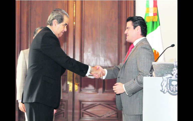 Enrique Ramos Flores tomó protesta frente al gobernador Aristóteles Sandoval; Ramos se desempeñará como secretario de Turismo. EL INFORMADOR /