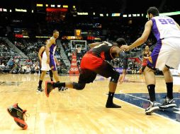 Josh Smith (c) pierde un zapato al intentar una jugada durante el partido. AP /