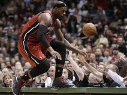 LeBron intenta salvar un balón, en acción durante el juego. AP /