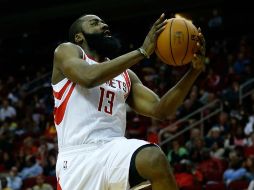 Harden al momento de encestar. AFP /